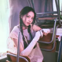 Lihat di sini gaya Carmen Hearts2Hearts di foto teaser single perdana yang ramai dipuji mirip Yoona SNSD. [@smtown].