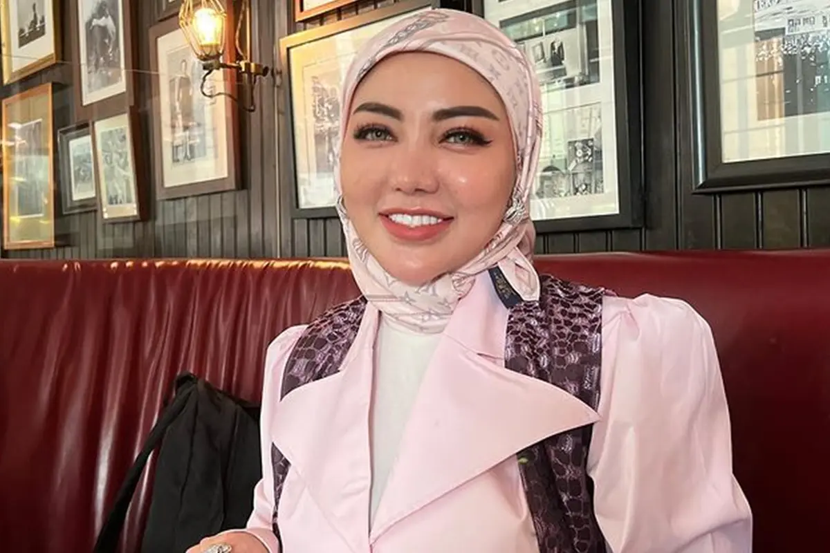 Selalu Tampil Feminin, Ini Gaya OOTD Bella Shofie Serba Merah Muda