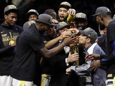Para pebasket Golden State Warriors merayakan kemenangan atas Cleveland Cavaliers pada final NBA di Quicken Loans Arena, Ohio, Jumat (8/6/2018). Warriors juara setelah menang 4-0 atas Cavaliers. (AFP/Tony Dejak)