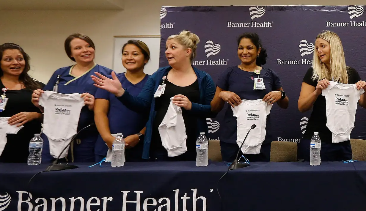 Sebagian dari 16 suster di bagian gawat darurat yang sedang hamil bersamaan saat konferensi pers di sebuah rumah sakit di Mesa, Arizona, 17 Agustus 2018. Beberapa di antara mereka dijadwalkan melahirkan pada September hingga Januari. (AP/Ross D. Franklin)
