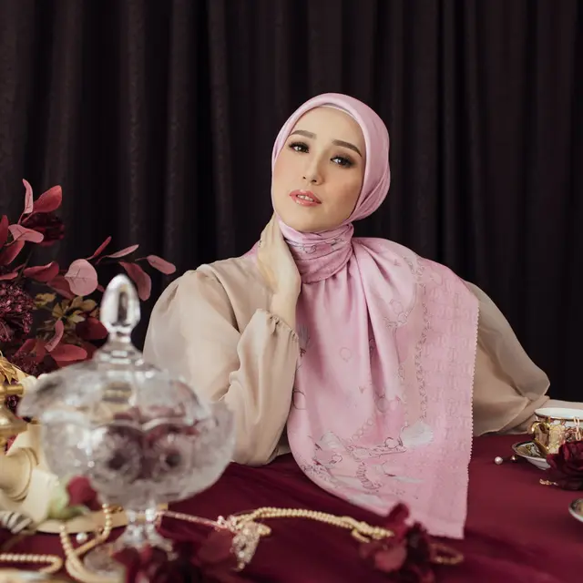 Penampilan Istri Pasha Ungu, Adelia Stylish Dibalut Hijab . Foto: Instagram: @adeliapasha