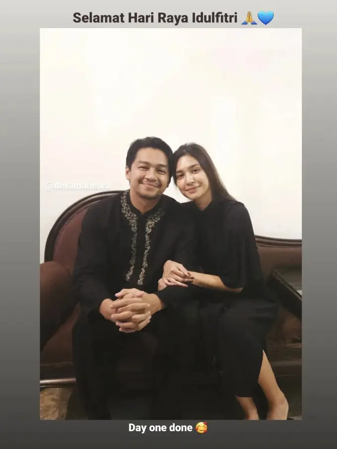 Gaya Lebaran Mikha Tambayong dan Deva Mahenra