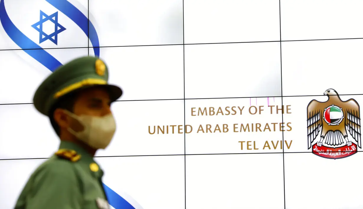 Seorang penjaga Uni Emirat Arab (UEA) berdiri saat upacara pembukaan Kedutaan Besar UEA di Tel Aviv, Israel, Rabu (14/7/2021). UEA secara resmi membuka kedutaannya kurang dari setahun setelah kedua negara mengumumkan akan menjalin hubungan terbuka. (AP Photo/Ariel Schalit)