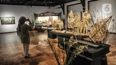 Pengunjung mengamati salah satu koleksi wayang yang ditampilkan dalam pameran 'Wayang Rupa Kita' di Bentara Budaya, Palmerah, Jakarta, Senin (22/11/2021). Pameran menghadirkan berbagai jenis wayang mulai dari wayang kulit, wayang golek, serta wayang suket (rumput). (merdeka.com/Iqbal S. Nugroho)