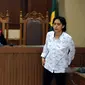 Aspri mantan anggota DPR RI Dewie Yasin Limpo, Rinelda Bandaso bersiap mengikuti mendengarkan pembacaan tuntutan di Pengadilan Tipikor, Jakarta, Senin (25/4/2016). Rinelda dituntut penjara lima tahun dan denda Rp200 juta. (Liputan6.com/Helmi Fithriansyah)