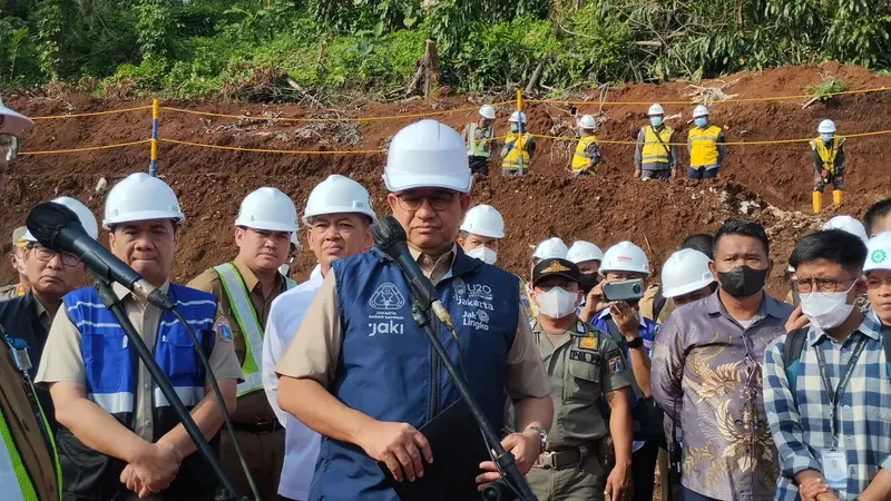 Gubernur DKI Jakarta Anies Baswedan mengadakan kunjungan kerja ke Proyek Saringan Sampah Ciliwung, TB Simatupang, Jagakarsa, Jakarta Selatan, Senin (26/9/2022).