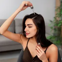 Rambut kusut dan kering sering kali menjadi tanda bahwa rambut kehilangan kelembapan dan nutrisi alaminya. Aktivitas sehari-hari seperti terpapar sinar matahari, polusi, hingga penggunaan alat styling panas bisa membuat rambut rusak dan kusam. (foto/dok: freepik)