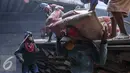 Pelabuhan Sunda Kelapa sudah ada sejak abad ke-16. Pelabuhan yang aktifitasnya tak pernah berhenti, dari sebuah pelabuhan kerajaan hingga kini menjadi pelabuhan angkutan barang yang menghidupi para buruh panggul, Jakarta (9/8) (Liputan6.com/Angga Yuniar)