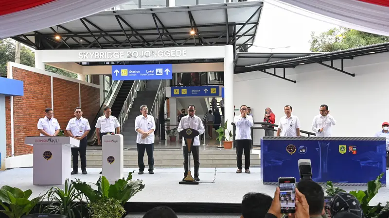 Menteri Perhubungan Budi Karya Sumadi meresmikan jembatan penyeberangan layang atau skybridge Bojonggede.