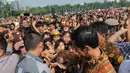 Pria yang akrab disapa Jokowi itu tiba pukul   09.00 WIB dan langsung diserbu ratusan siswa   peserta upacara dari tingkat SD hingga SMA   se-DKI Jakarta, Kamis (14/8/14).  (Liputan6.com/Herman Zakharia) 