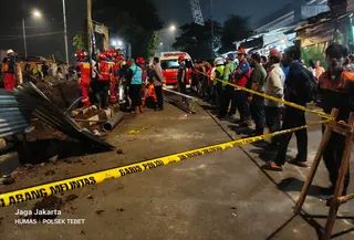 Empat jam proses penyelamatan dilakukan aparat gabungan untuk mengevakuasi seorang balita berusia 4 tahun yang terperosok ke dalam lubang proyek Lapangan Multifungsi Taman RW 04 di Jalan Manggarai Utara II, Tebet, Jakarta Selatan. (Foto: Istimewa)
