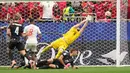 Pemain Maroko Azzedine Ounahi mencetak gol kedua timnya a selama pertandingan sepak bola babak 16 besar Piala Dunia antara Kanada dan Maroko di Houston, (AP Photo/Ashley Landis)