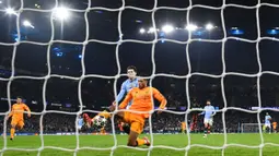 Pemain Real Madrid, Jude Bellingham melesatkan gol comeback timnya ke gawang Manchester City dalam laga leg 1 babak playoff Liga Champions 2024/2025 di Etihad Stadium, Manchester, Inggris, Rabu (12/02/2025) WIB. (AFP/Oli Scarff)