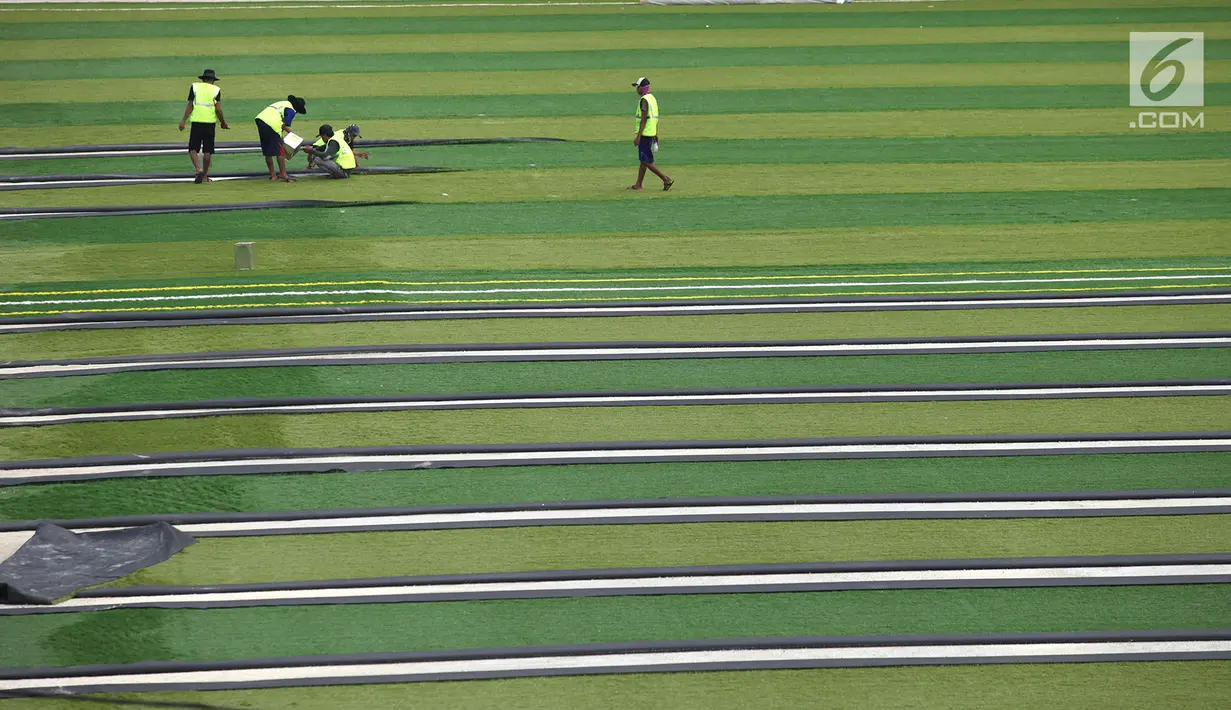 Pekerja menyelesaikan proyek pembangunan stadion latihan Persija di Wisma Aldiron, Jakarta, Sabtu (10/11). Markas latihan baru Persija itu berdiri di atas tanah seluas 5.000 meter persegi. (Merdeka.com/Imam Buhori)