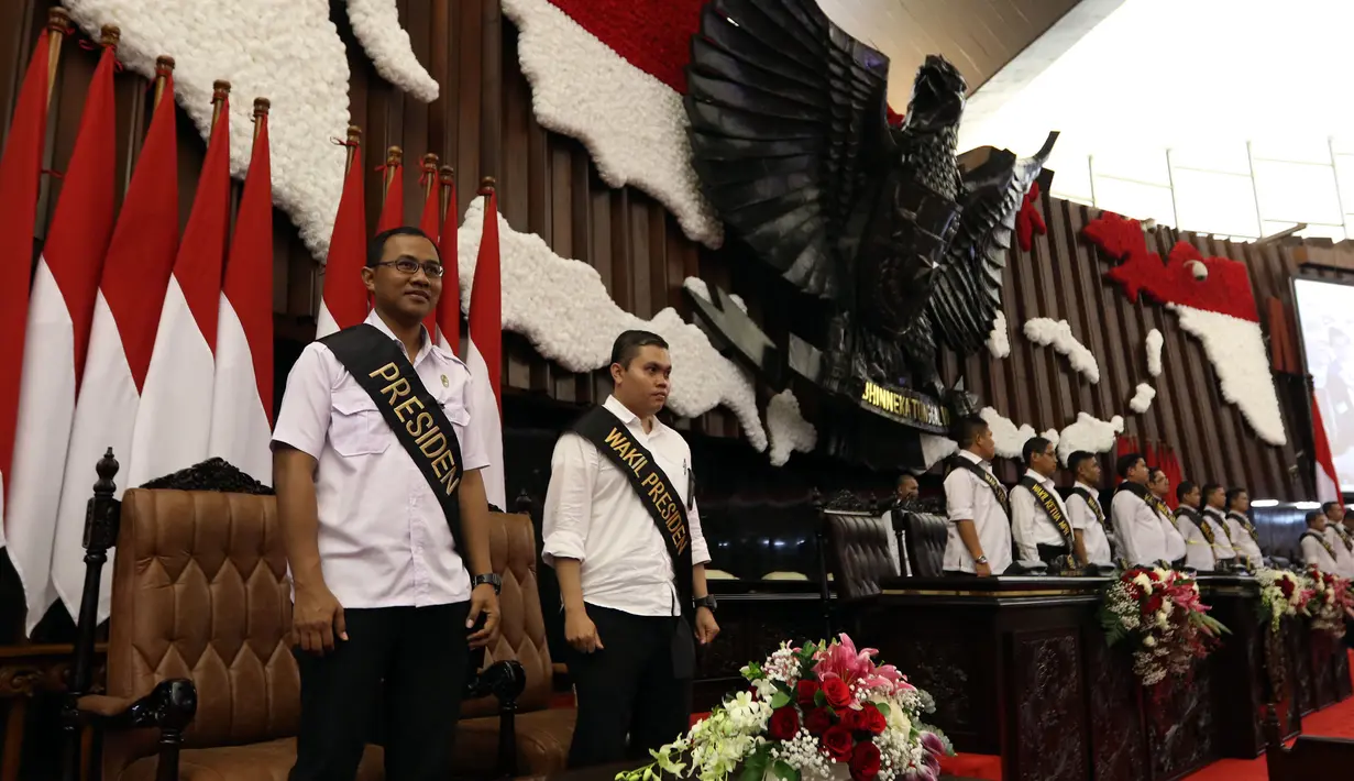 Sejumlah pegawai melakukan gladi resik di Gedung Kura-Kura di Kompleks Parlemen Senayan, Jakarta, Kamis (15/8/2019). Gladi tersebut dilakukan untuk persiapan menjelang pidato presiden dalam rangkaian sidang tahunan MPR, DPR dan DPD 16 Agustus 2019 mendatang. (Liputan6.com/Johan Tallo)