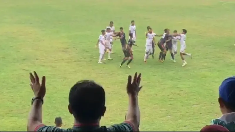 Pertandingan Jember Vs  Kota Malang di Stadion Notohadinegoro, Kabupaten Jember, Jumat (17/6/2022), diwarnai kericuhan dan perkelahian antarpemain. (Ist).