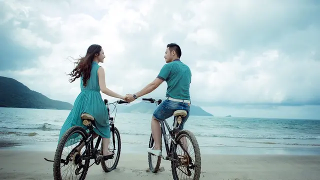 Ilustrasi padu padan baju couple.