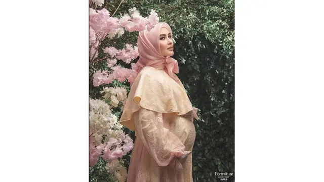 6 Potret Maternity Shoot Kartika Putri, Elegan dengan Berbagai Macam Busana