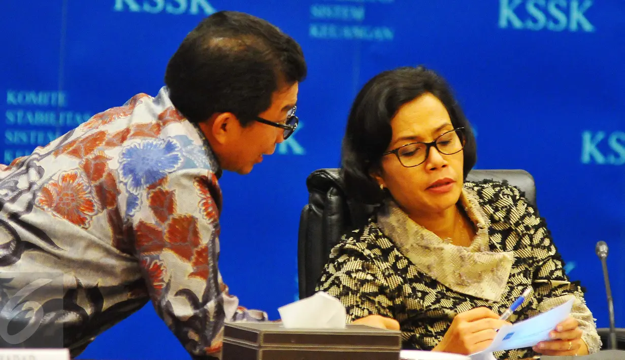 Menkeu Sri Mulyanai berbincang dengan Ketua OJK Muliaman D Hadad saat rilis stabilitas keuangan Indonesia, Jakarta, Jumat (3/2). Penilaian dilakukan berdasarkan sisi moneter, kebijakan fiskal, makro prudensial, pembayaran. (Liputan6.com/Angga Yuniar)