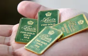Petugas menunjukkan emas batangan di gerai Butik Emas Antam di Jakarta, Jumat (5/10). Harga emas PT Aneka Tambang Tbk atau Antam naik Rp 1.000 menjadi Rp 666 ribu per gram pada perdagangan hari ini. (Liputan6.com/Angga Yuniar)