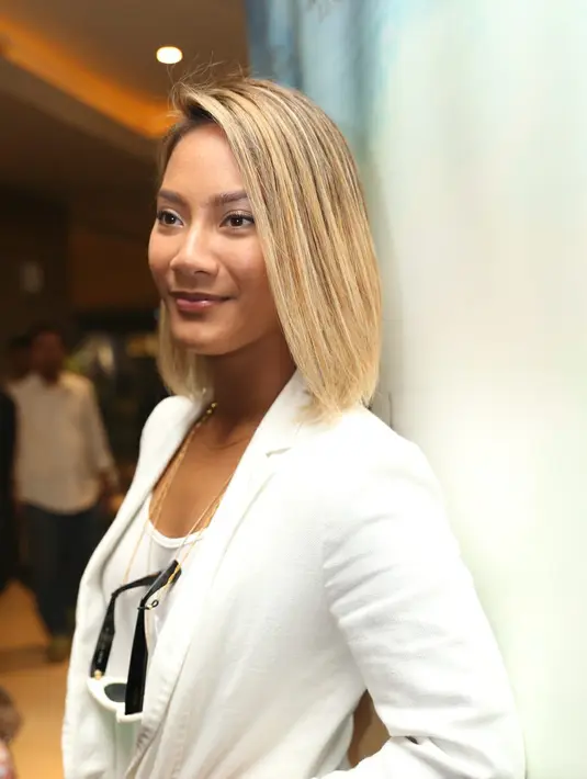 "Rada berdarah-darah, kalau untuk cedera paling itu di sini (lengan) biru. Di tangan lecet. Sempat jatuh beberapa kali, luka kebanyakan di bagian tangan," ungkap pemeran Sari dalam film 'A Copy Of My Mind' ini. (Andy Masela/Bintang.com)