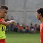 Bek Persija, Maman Abdurrahman berbincang dengan rekannya saat berlatih di NYTC, Depok, Rabu (17/2/2016). Latihan perdana Persija jelang berlaga di Piala Bhayangkara 2016 tanpa didampingi pelatih, Paulo Camargo. (Liputan6.com/Helmi Fithriansyah)