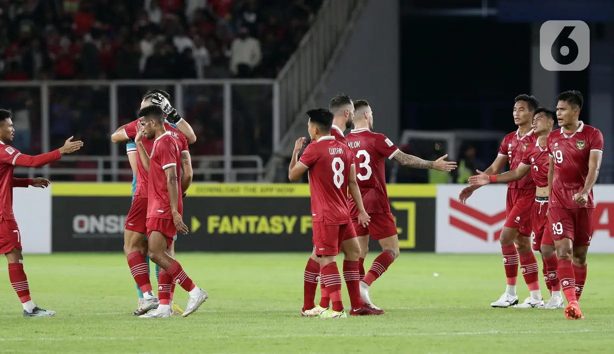 Pemain timnas Indonesia usai melakoni laga kandang semifinal Piala AFF 2022 melawan Vietnam di Stadion Utama Gelora Bung Karno, Jakarta, Jumat (6/1/2023). Laga berlangsung ketat, kedua tim saling adu serang. Laga berakhir imbang 0-0. (Liputan6.com/Helmi Fithriansyah)