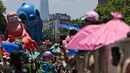 Setiap tahunnya, ribuan warga dan wisatawan akan berkumpul di Alameda Avenue, Santiago, Chile untuk menyaksikan serta merasakan kemeriahan parade balon karakter kartun fiksi dan film animasi ini. (RODRIGO ARANGUA/AFP)