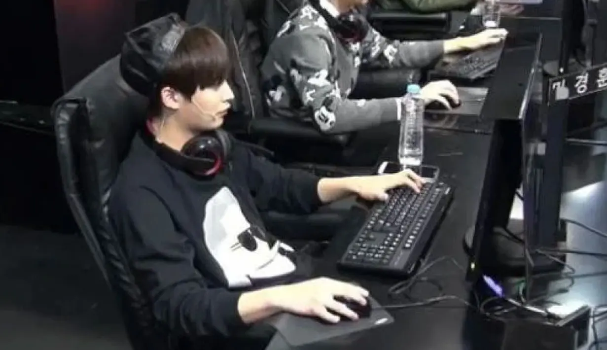 Berbicara soal game, Jaehyo Block B merupakan ahlinya. Bahkan ia ikut turnamen League of Legends untuk selebriti. (Foto: koreaboo.com)