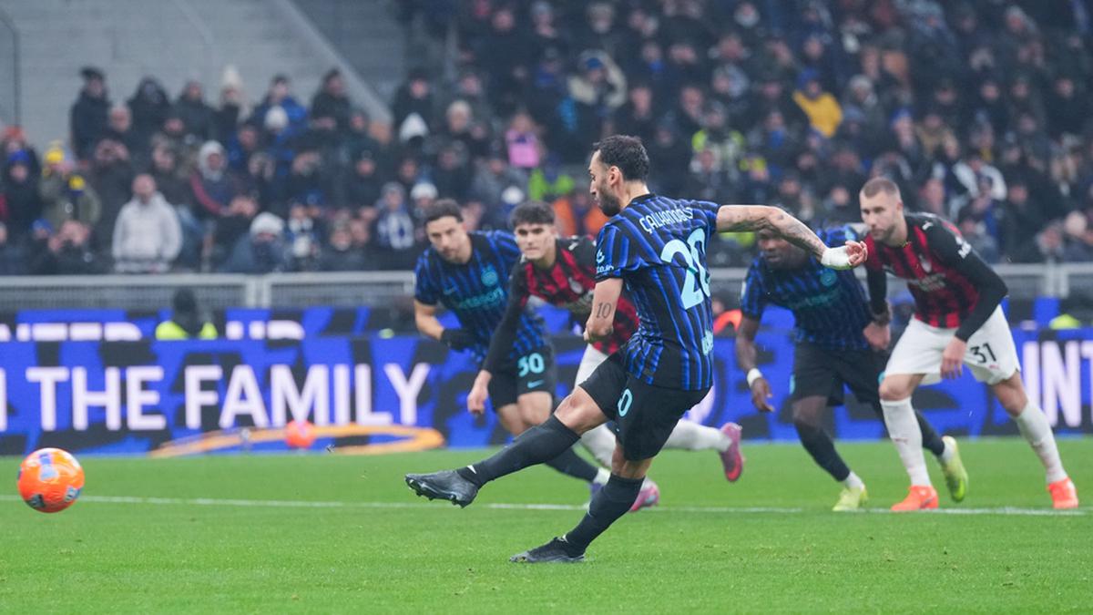 Misteri Kegagalan Penalti Hakan Calhanoglu: 2 Kali Gagal pada Menit, Gawang, dan Stadion yang Sama