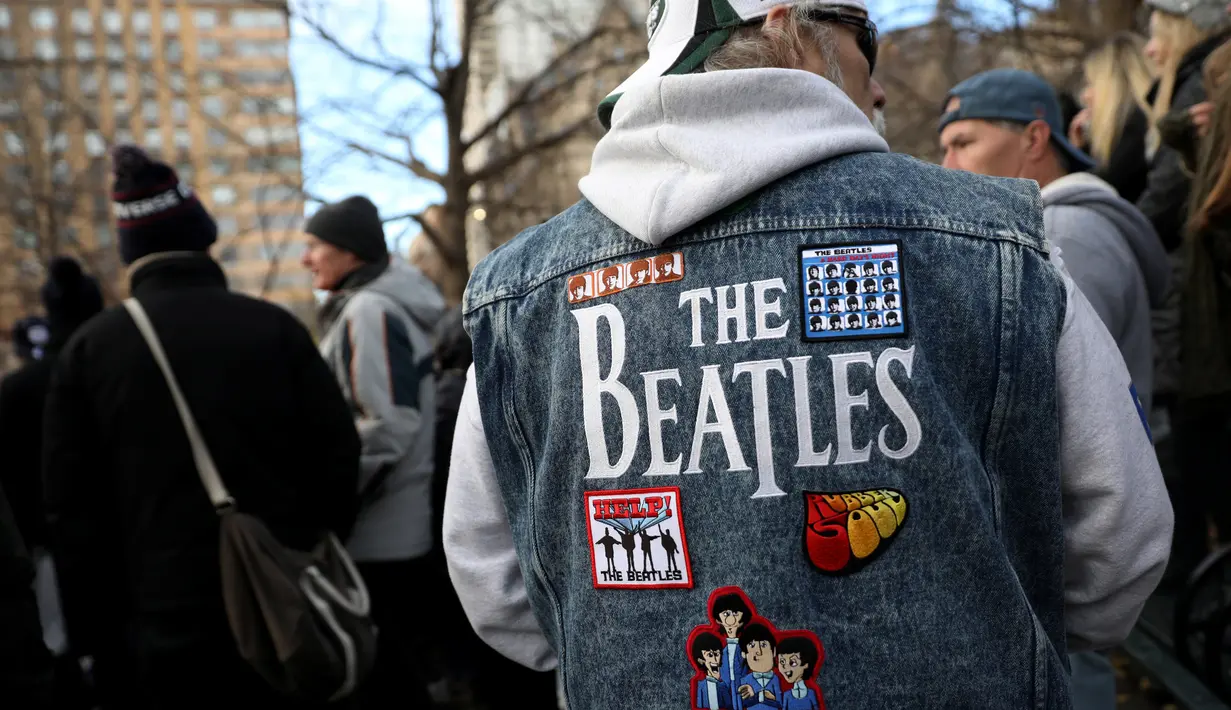  Seorang penggemar mengenakan jaket The Beatles saat menghadiri peringatan 36 tahun kematian John Lennon di New York, AS (8/12). Strawberry Fields adalah sebuah tempat yang didedikasikan untuk mengenang mendiang John Lennon. (Reuters/Mark Kauzlarich)