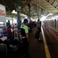Sejumlah penumpang menunggu kereta di Stasiun Gambir, Jakarta, Rabu (29/11). PT KAI Daop 1 Jakarta akan mengoperasikan 11 KA tambahan tujuan Solo, Bandung, dan Cirebon yang dimulai pada 29 November hingga 4 Desember 2017. (Liputan6.com/JohanTallo)