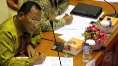 Kepala BNPT, Ansyaad Mbai mengikuti Rapat Dengar Pendapat dengan Komisi III DPR, Jakarta, Rabu (27/5/2015). DPR meminta penjelasan terkait dengan koordinasi antar lembaga dalam pemberantasan tindak pidana terorisme. (Liputan6.com/Helmi Afandi)
