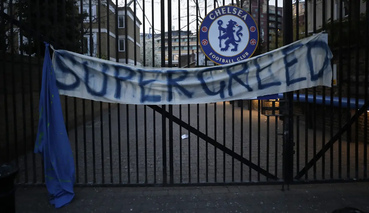 Sebuah spanduk terpasanng pada salah satu gerbang Stadion Stamford Bridge saat fans Chelsea melakukan aksi protes menentang keputusan Chelsea ikut serta dalam pembentukan Liga Super Eropa di luar Stadion Stamford Bridge, London, Inggris, Selasa (20/4/2021). (AP Photo/Matt Dunham)