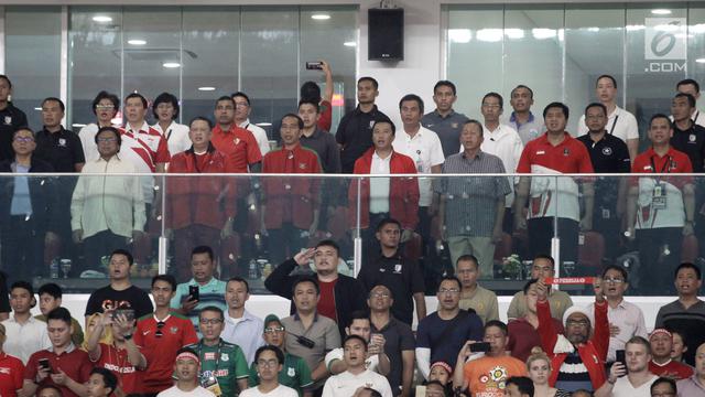 Pakai Jersey Timnas, Jokowi Tonton Pertandingan Final Piala Presiden 2018