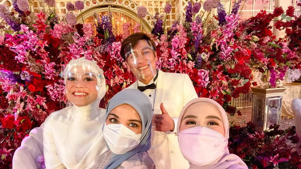 Shireen Sungkar dan Ryana Dea menghadiri Tasyakuran Pernikahan Lesti Kejora - Rizky Billar. (Instagram/ shireensungkar)