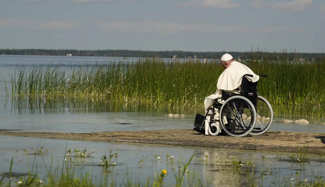Paus Fransiskus mengunjungi situs ziarah Lac Ste. Anne di Alberta, Kanada, 26 Juli 2022. Paus menyebut kunjungannya selama seminggu sebagai "ziarah penyesalan" dari "penyembuhan dan rekonsiliasi" untuk mencari pengampunan di tanah Kanada atas "kejahatan" yang dilakukan terhadap penduduk asli oleh misionaris Katolik. (AP Photo/Eric Gay)