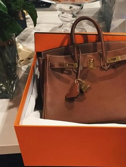 Sang ibunda, Kris Jenner juga memberikan kado berupa tas Hermes dengan harga yang sangat fantastis dengan budget sebesar 482 juta. (Instagram)