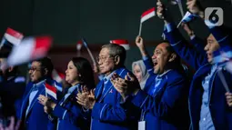 Ketua Majelis Tinggi DPP Partai Demokrat Susilo Bambang Yudhoyono (SBY) bertepuk tangan saat hadir dalam Rapimnas Partai Demokrat di JCC, Jakarta, Jumat (16/9/2022). Dalam pidatonya, AHY menyebut Demokrat sedang intens dengan 2 partai dan Demokrat tengah intens membangun komunikasi dengan 2 partai yang juga memiliki semangat dan energi perubahan untuk Indonesia yang lebih baik. (Liputan6.com/Faizal Fanani)