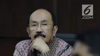 Terdakwa merintangi penyidikan korupsi e-KTP, Fredrich Yunadi menymak keterangan saksi pada sidang di Pengadilan Tipikor, Jakarta, Kamis (12/4). Salah satu saksi yang dihadirkan adalah pengacara dan staf Fredrich Yunadi. (Liputan6.com/Helmi Fithriansyah)