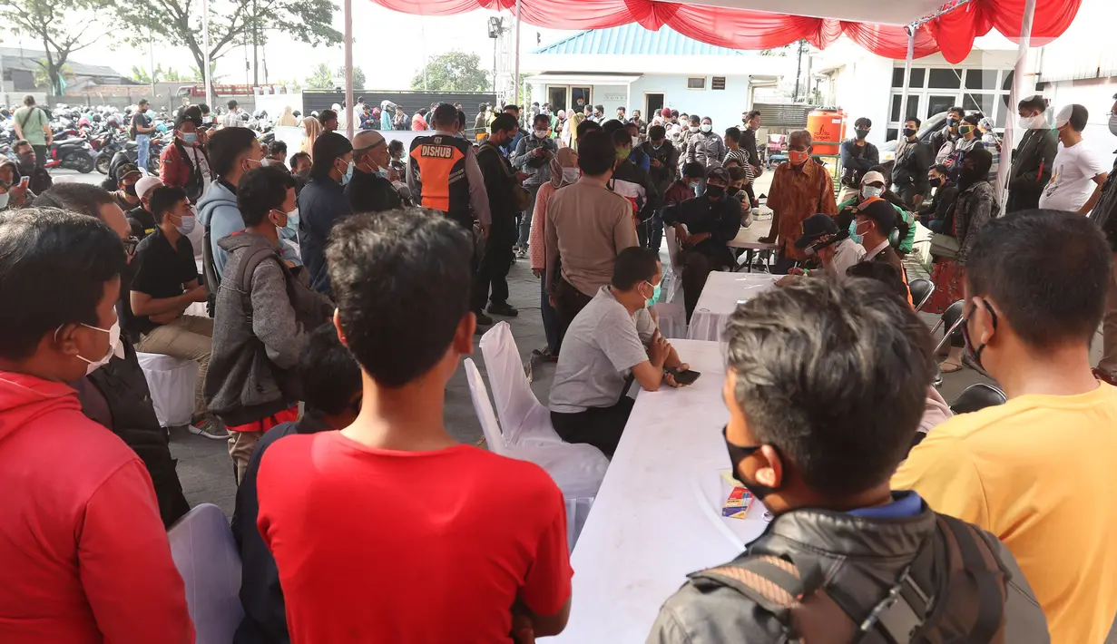Antrean pengendara motor mendaftar tes Swab antigen di pos pemeriksaan kesehatan, Cikarang, Kabupaten Bekasi, Sabtu (22/5/2021). Ada 14 orang dari 4.406 pemotor yang terindikasi positif COVID-19 berdasarkan tes Swab antigen pada arus balik tanggal 16-22 Mei 2021. (Liputan6.com/Herman Zakharia)