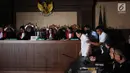 Tersangka korupsi proyek E-KTP Setya Novanto digiring ke ruang persidangan di Pengadilan Tipikor, Jakarta, Rabu (13/12). Sidang beragendakan pembacaan dakwaan dari Jaksa Penuntut Umum KPK. (Liputan6.com/Helmi Fithriansyah)