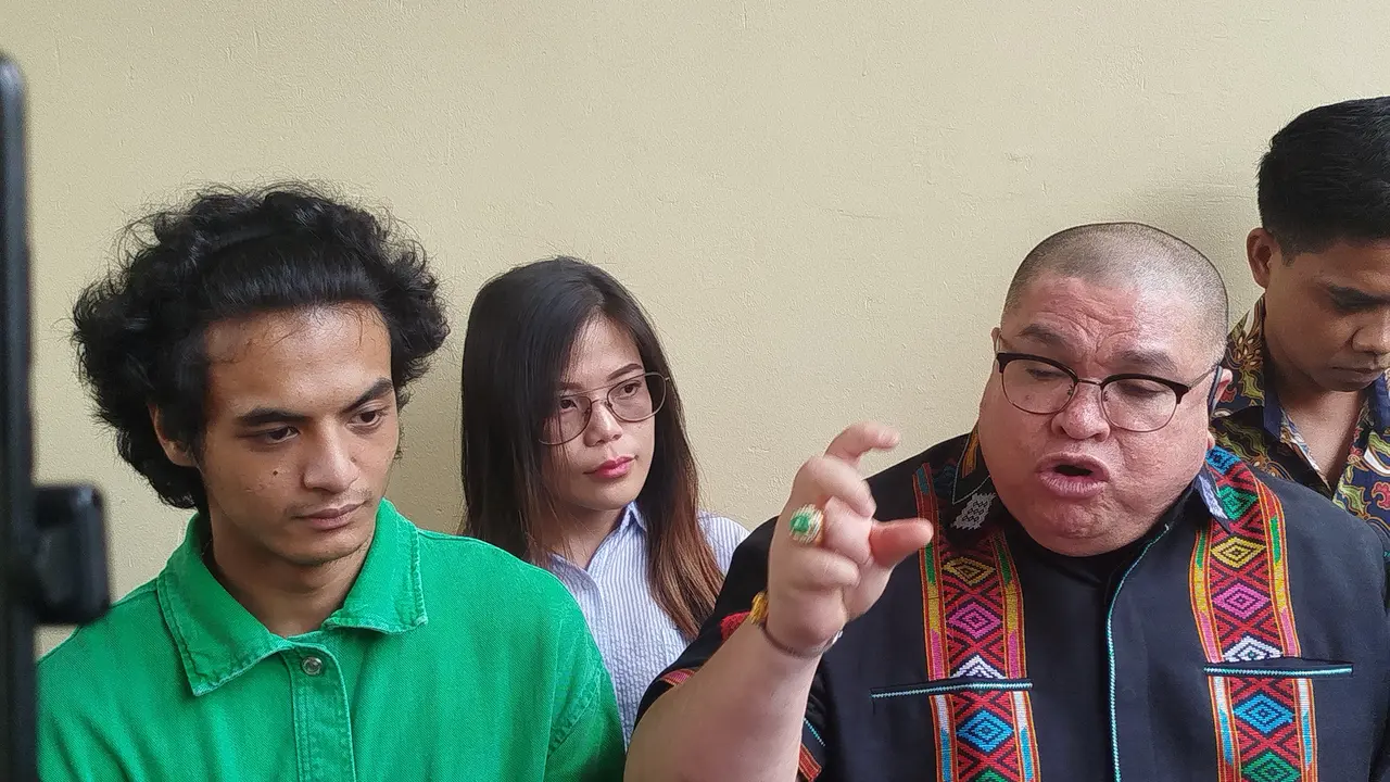 Tiktoker Vadel Badjideh dan pengacaranya, Razman Arif Nasution di Polda Metro Jaya, Rabu (6/11/2024). (Liputan6.com/Ady Anugrahadi)