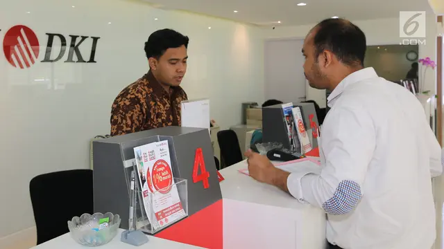 PHOTO: Peringati Hari Batik Nasional, Karyawan Bank DKI Kenakan Baju Batik