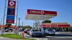 Harga bensin tertera pada papan pengumuman di SPBU Circle K, Rosemead, California pada 28 April 2026. Harga minyak dunia melonjak tajam sekitar 3 persen ke level tertinggi dalam dua pekan terakhir. (Frederic J. BROWN/AFP)