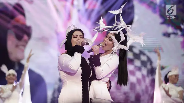 Duet Bersama  Sang Adik, Syahrini Tampil Cetar di SCTV Music Awards 2018