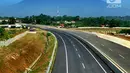 Kendaraan melintasi tol dengan latar belakang Gunung Salak menuju arah Ciawi di kawasan Ciawi Bogor (20/6). Diberlakukannya tol fungsional Bocimi seksi 1 Ciawi-Cigombong untuk memperlancar arus balik lebaran. (Merdeka.com/ Arie Basuki)