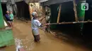 Warga membersihkan rumah usai banjir setinggi tiga meter di RT 05/08, Pejaten Timur, Jakarta Selatan, Senin (10/10/2022) Puluhan RT di DKI Jakarta tergenang banjir akibat luapan Sungai Ciliwung yang terjadi pada dini hari tadi. (merdeka.com/Arie Basuki)