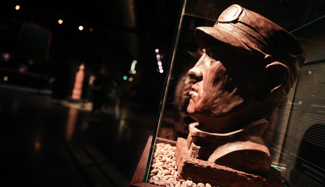 Patung masinis dari cokelat dalam pameran Choco Loco di Train World Museum (Museum Dunia Kereta) yang berada di Brussel, Belgia (15/12/2020). Choco Loco adalah sebuah pameran yang menampilkan berbagai patung dari cokelat bertema kereta api. (Xinhua/Zheng Huansong)