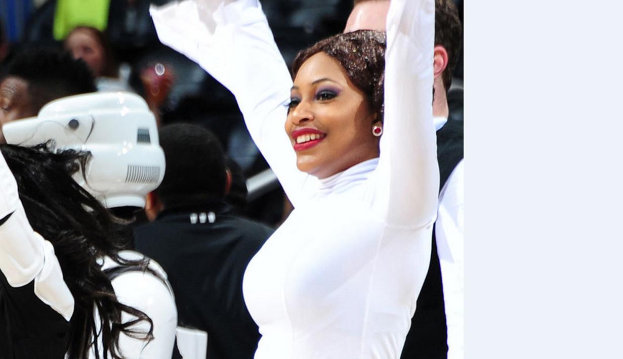 Aksi anggota cheerleaders Atlanta Hawks dengan kostum ini guna menyambut penayangan sekuel terbaru Star Wars, Rabu (16/12/2015). (Foto via Marca.com)